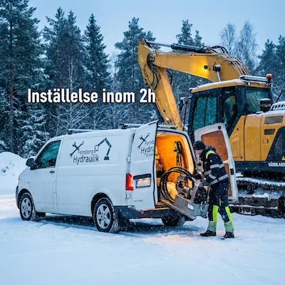En servicebil från Fernbergs Hydraulik parkerad vid en grävmaskin i snölandskap med texten Inställelse inom 2h.